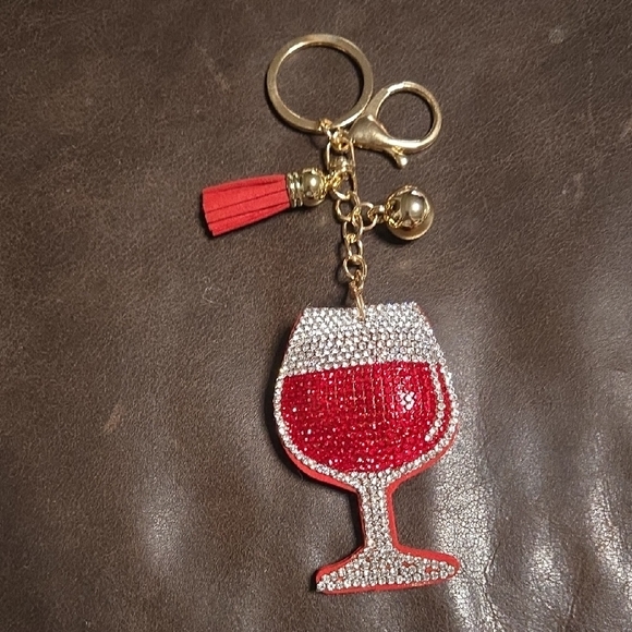 Chic Wine Or Sunglass Keychain - Picture 2 of 3